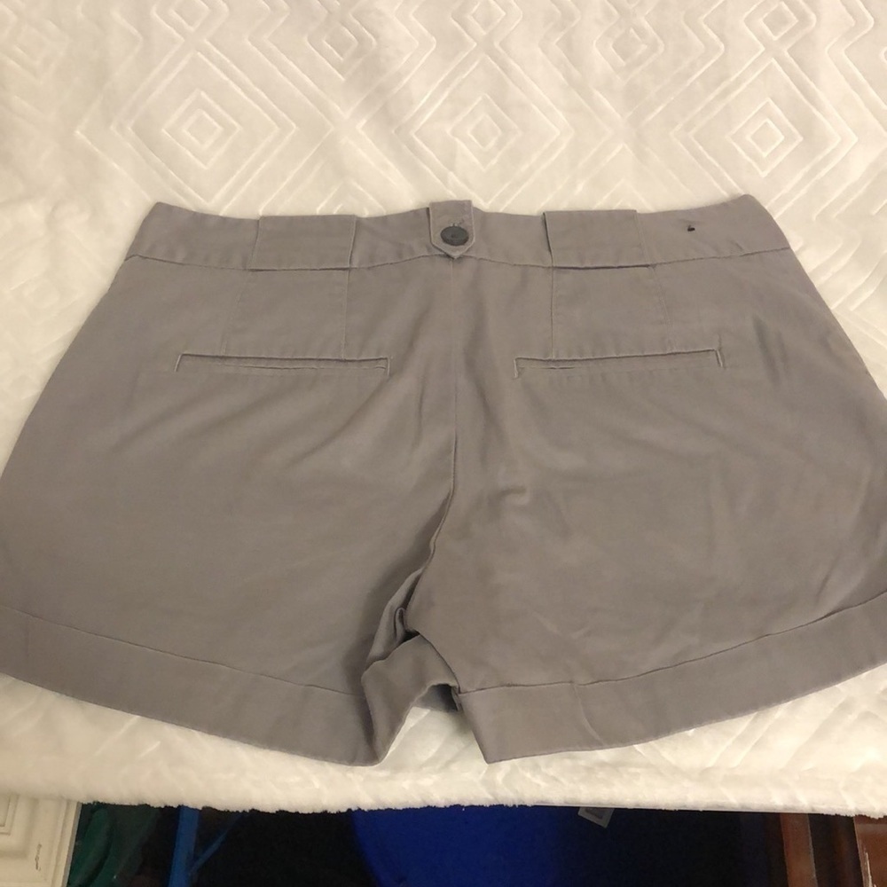 Super cute Banana Republic grey shorts with pockets everywhere! - Picture 5 of 9